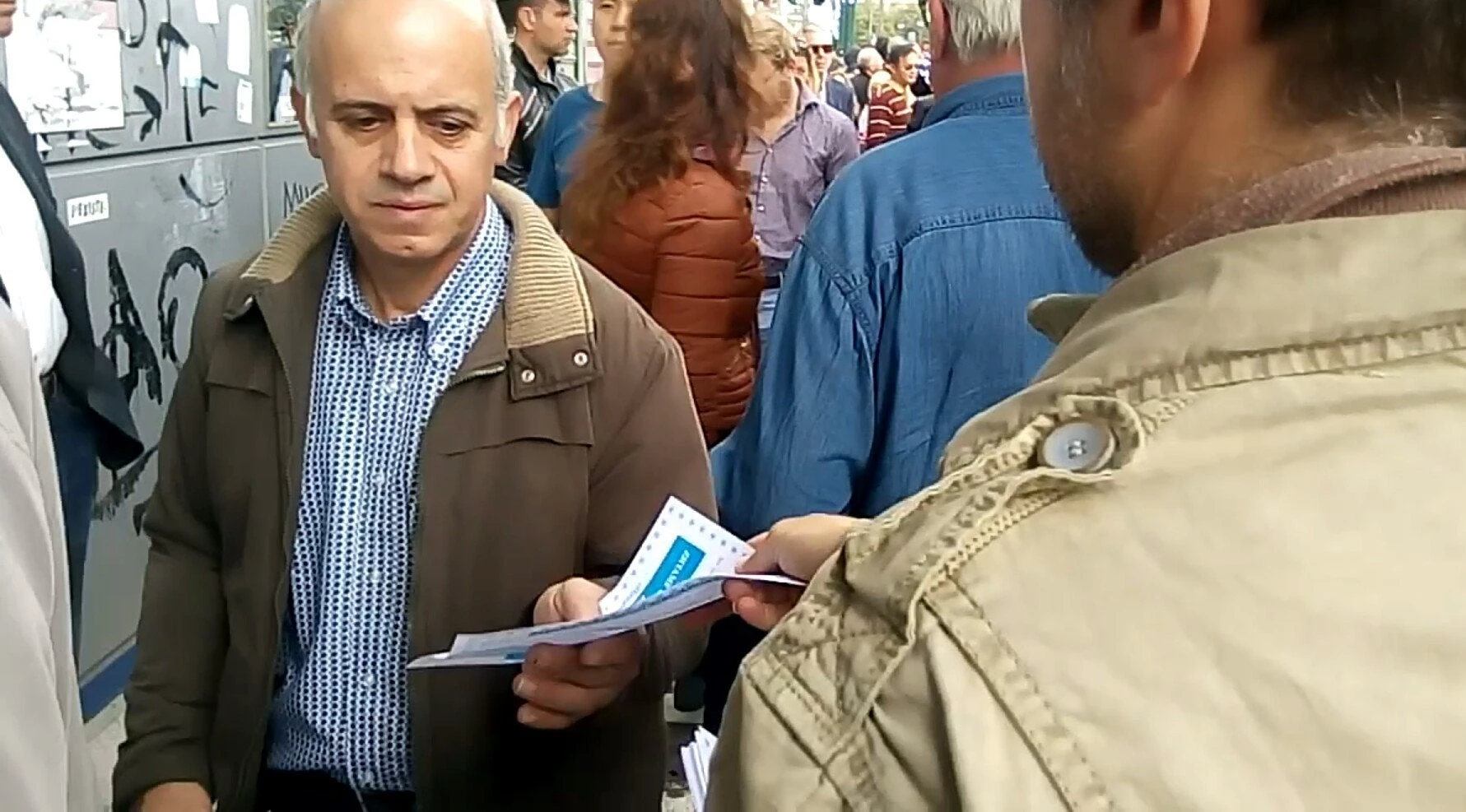 Διανομή φυλλαδίου των Παμμακεδονικών Ενώσεων Υφηλίου στη μαθητική παρέλαση Αθηνών